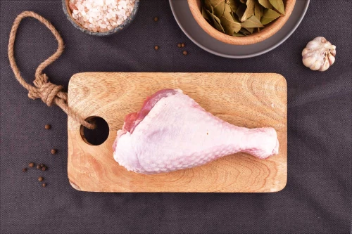 Udko z indyka EKO 600g na desce z czosnkiem i przyprawami