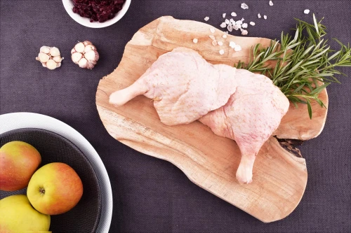 Udko z kaczki EKO 200g na drewnianej desce z przyprawami