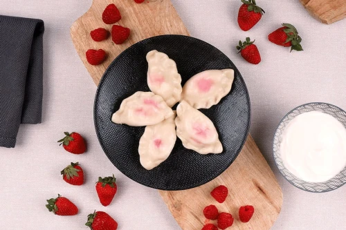 Pierogi z truskawkami - tradycyjne ręcznie robione pierogi z naturalnych