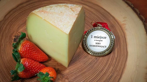 Gouda Kozia z Sernicy Dolnośląskiej – delikatny ser kozi dojrzewający, na desce serów z dodatkami