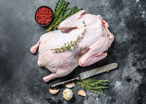Zdjęcie tuszki z gęsi ekologicznej o wadze około 4,5 kg – naturalne mięso pochodzące z certyfikowanych hodowli, idealne do pieczenia