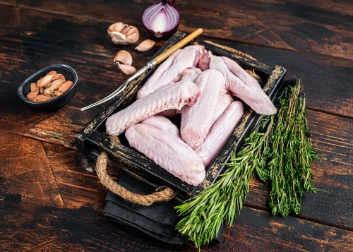 Zdjęcie skrzydeł z gęsi ekologicznej – naturalne mięso o wadze około 350 g, idealne do gotowania i pieczenia.