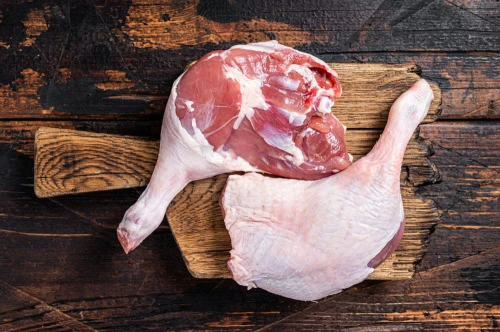 Zdjęcie udek z gęsi ekologicznej – soczyste mięso o wadze około 500 g, idealne do pieczenia i duszenia.