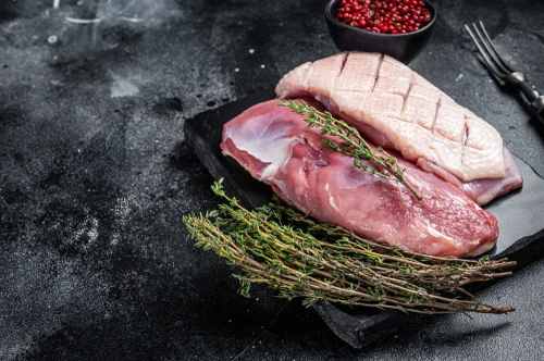 Zdjęcie piersi z gęsi ekologicznej – delikatny filet o wadze około 450 g, idealny do pieczenia, smażenia i duszenia.