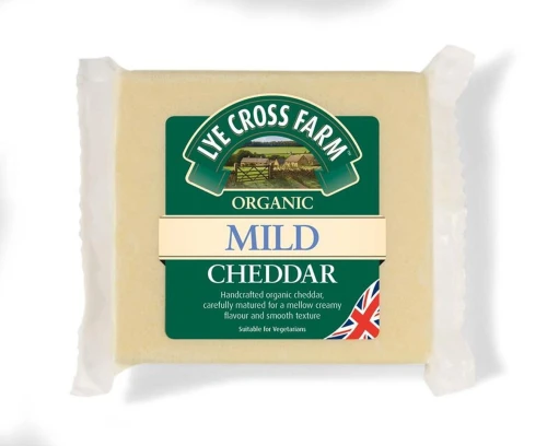 Ser Cheddar łagodny BIO Lye Cross Farm w kawałku, gotowy do spożycia.
