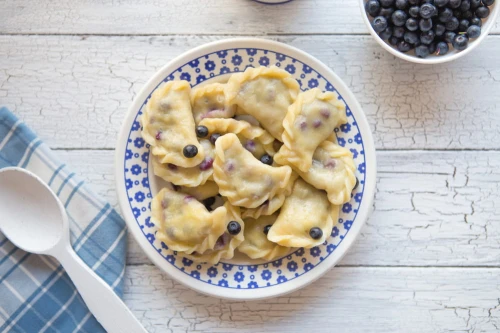 Pierogi z jagodami – domowe, ręcznie lepione